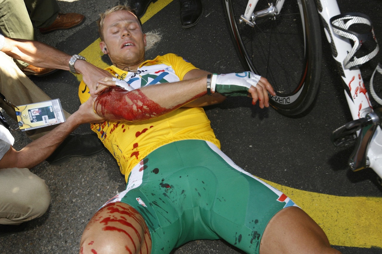 BLODIG ALVOR: En reklameartikkel fra den franske veddeløpsgiganten skar seg gjennom Thor Hushovds høyre arm og snudde etappen fra triumf til tragedie. Foto: Cor Vos