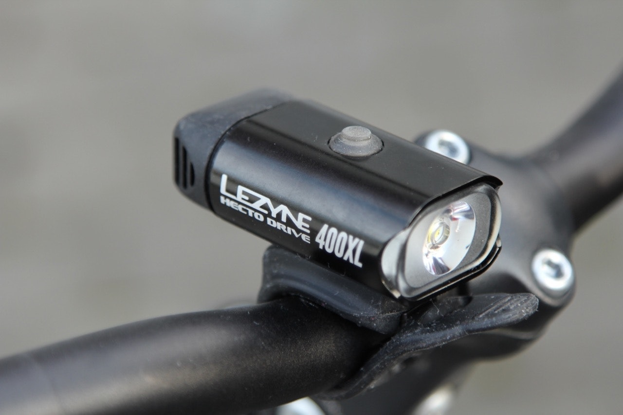 SMART LYKT: Lezyne Hecto drive 400 XL lader du rett i USB-kontakten test Lezyne Hecto drive 400 XL sykkellykt