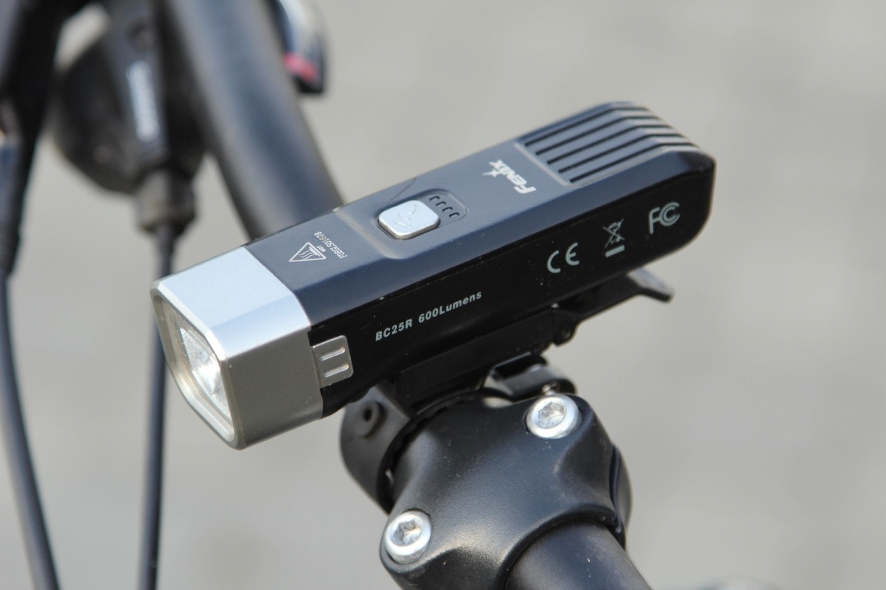 TESTVINNER: Fenix BC25R har kraftig lys og solid konstruksjon test Fenix BC25R sykkellykt