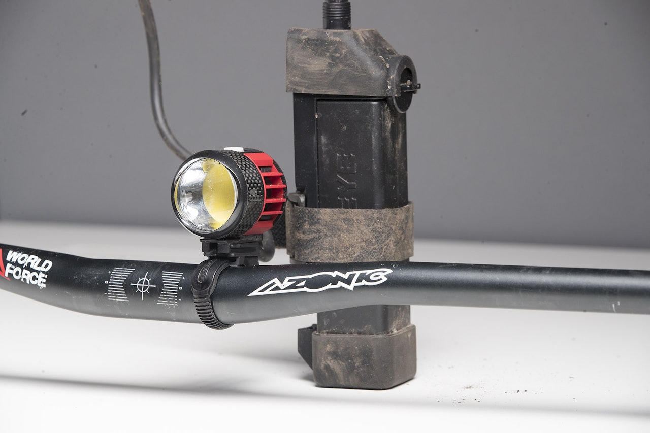 LYSKASTER: Cat Eye Volt 6000 er en ekstrem lykt, på godt og vondt. test cat eye volt 6000 sykkellykt