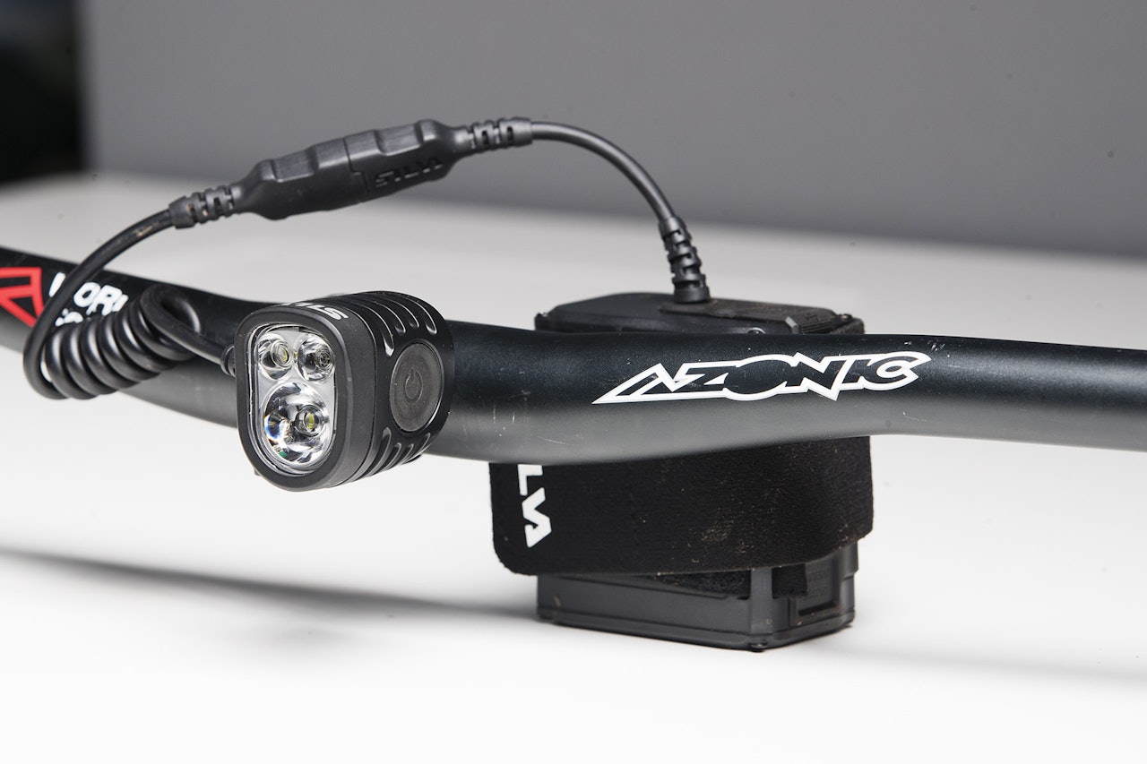 KOMPAKT: Silva Exceed 2XT er kompakt og lett, men til prisen leverer den ikke mye lys. test Silva Exceed 2XT sykkellykt hodelykt