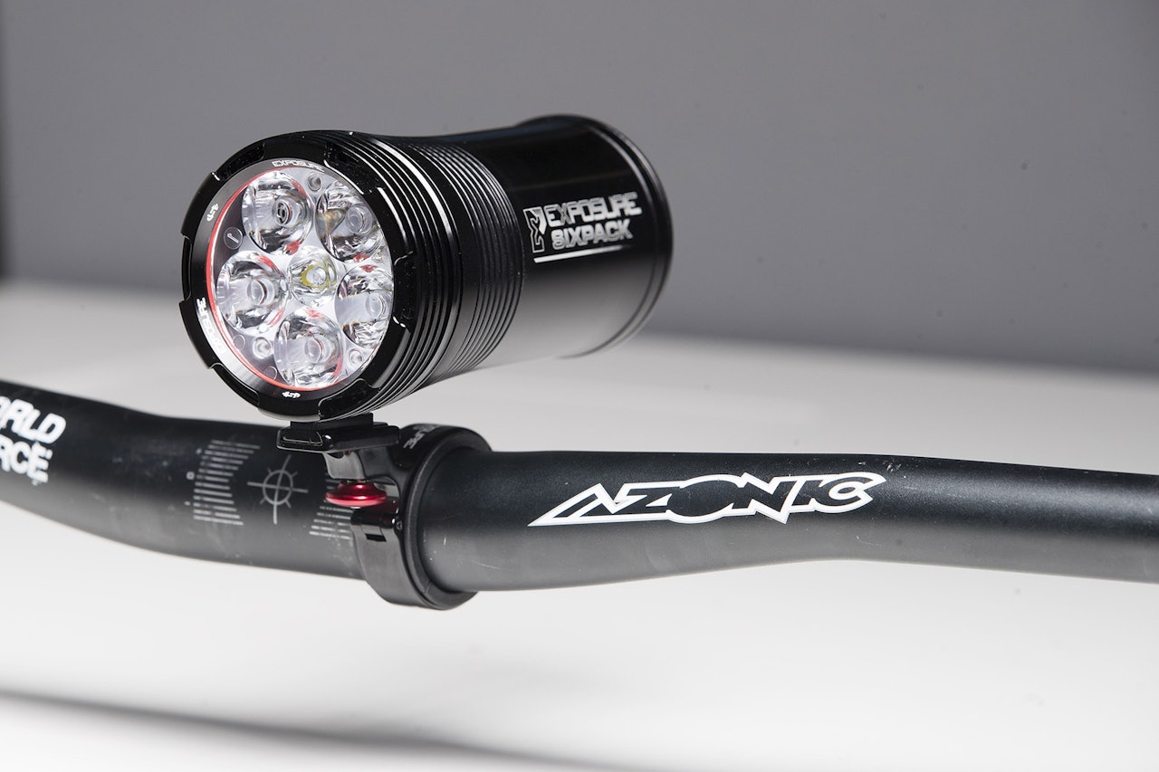 TØNNA: Nesten like stor som en boks Cola, Exposure Six Pack MK8 har batteri og lykt i en og samme enhet. test exposure sixpack sykkellykt