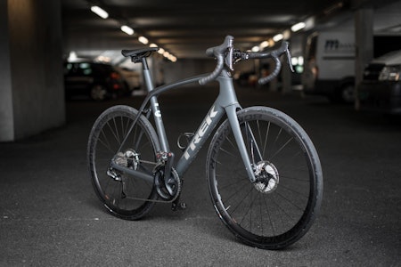 IKKE BARE TIL BROSTEIN: Trek Domane SL7 er en robust blandeveissykkel med komfortabel sittestilling og innebygget støtdemping. Trek Domane SL7 gravelsykkel test