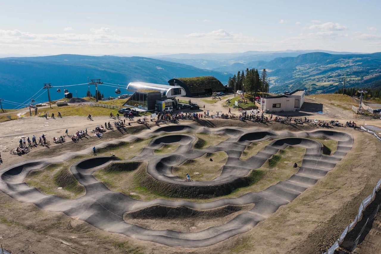 ENORM: Pumptracken på Mosetertoppen i Hafjell er en av landets største. Foto: Samuel Andersen pumptrack hafjell