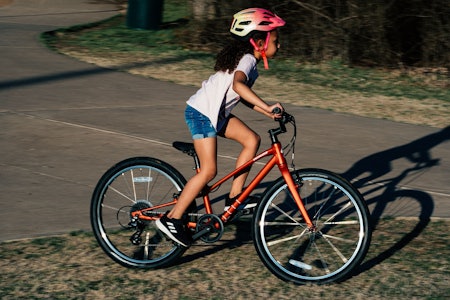 NY BARNESYKKEL: Barnesykkelen Jett fra Specialized kommer med 16, 20 og 24 tommer hjul. Foto: Specialized barnesykkel specialized jett 16 20 24