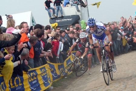 KRISE: Thor Hushovds velt i Carrefour de l'Arbre er det største ikke-øyeblikket i norsk sykkelhistorie. Foto: Cos Vos Paris-Roubaix Thor Hushovd