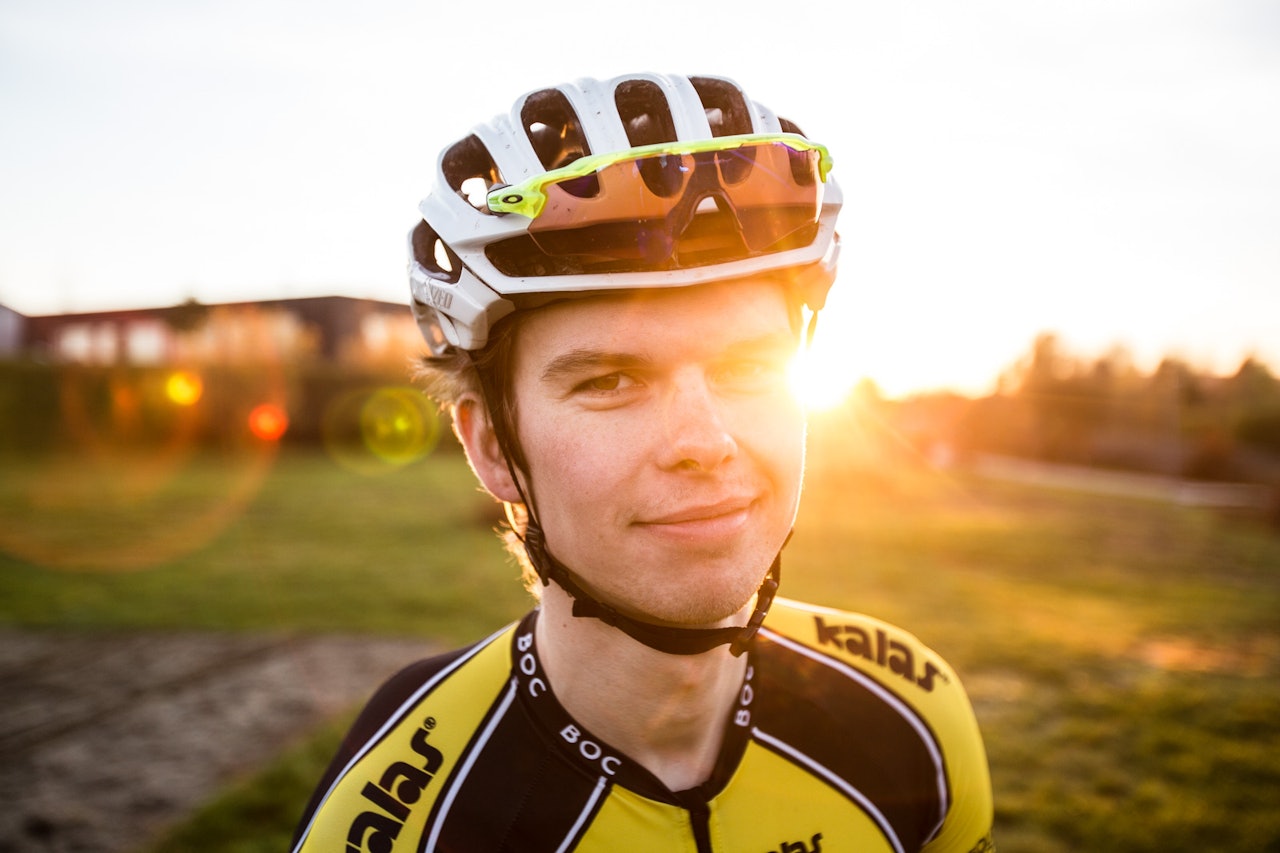 SYKKELINSTRUKTØR: Fredrik Haraldseth tar redaktør Henrik Alpers med på privatkurs i sykkelkrossens teknikker. Det skal han nok få angre på (ifølge Alpers). Bilde: Christian Nerdrum SYKKELINSTRUKTØR: Fredrik Haraldseth tar redaktør Henrik Alpers med på privatkurs i sykkelkrossens teknikker. Det skal han nok få angre på (ifølge Alpers). Bilde: Christian Nerdrum