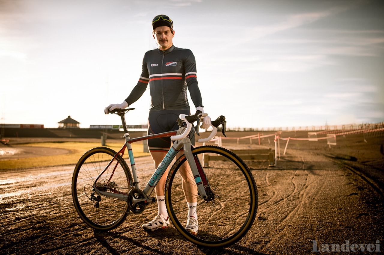 FRANSK OG FIN: Både bart og sykkel har aner til Frankrike, og Daniel Gousseau, en historisk krossmann.  FRANSK OG FIN: Både bart og sykkel har aner til Frankrike, og Daniel Gousseau, en historisk krossmann.