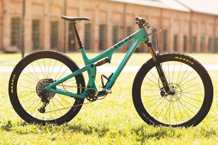 GJEMT MAGI: Switch-Infinity-opphenget gjemmer seg under et panel bak kranken. SB100s profil er lav og moderne, i klassisk Yeti-turkis  GJEMT MAGI: Switch-Infinity-opphenget gjemmer seg under et panel bak kranken. SB100s profil er lav og moderne, i klassisk Yeti-turkis