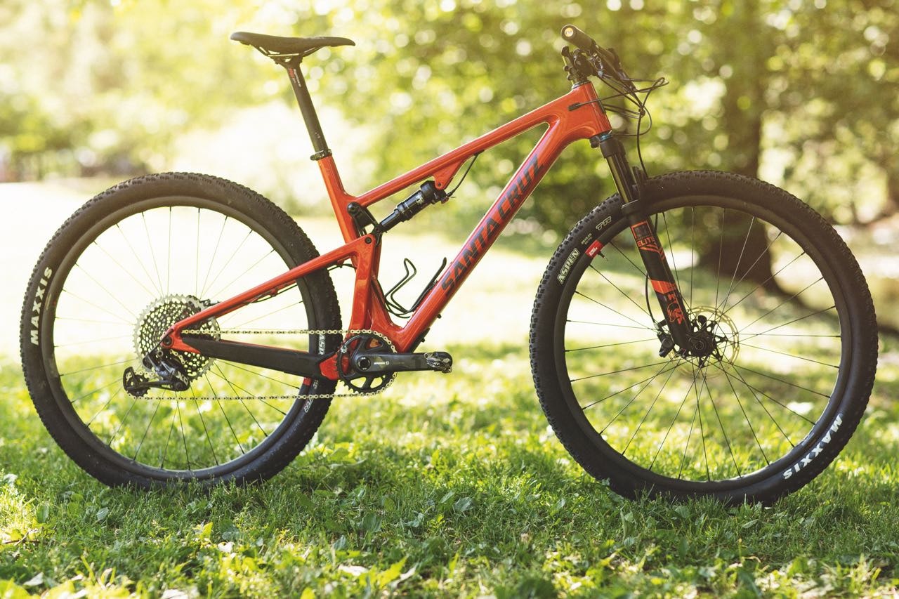 FINE LINJER: Nye Santa Cruz Blur har et klassisk utseende og robust konstruksjon. Geometrien er moderne uten å være revolusjonerende. FINE LINJER: Nye Santa Cruz Blur har et klassisk utseende og robust konstruksjon. Geometrien er moderne uten å være revolusjonerende.