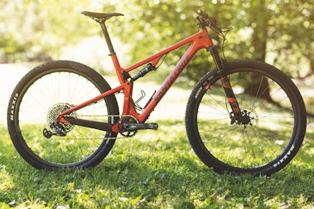 FINE LINJER: Nye Santa Cruz Blur har et klassisk utseende og robust konstruksjon. Geometrien er moderne uten å være revolusjonerende. FINE LINJER: Nye Santa Cruz Blur har et klassisk utseende og robust konstruksjon. Geometrien er moderne uten å være revolusjonerende.