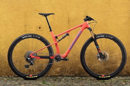 NY BLUR. Nye Santa Cruz blur har enkelt oppheng, lav vekt, lang ramme og plass til tre flasker.  Santa Cruz Blur 2021