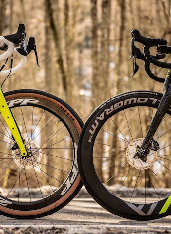 Synsbedrag: Radiusen på et 650b-hjul med brede dekk, og et standard landeveishjul med 25 mm dekk er så godt som lik. Kun få millimeter skiller. Foto: Henrik Alpers. landeveissykkel mot gravelsykkel