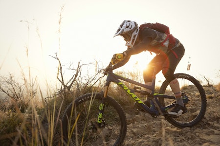 ENDUROSYKLER: Endurosyklene er laget for å sykle mye nedover i røft terreng. Øyvind Aas tester en Pivot Firebird 29 i utforkjøringene. Foto: Kristoffer H. Kippernes hva er en endurosykkel