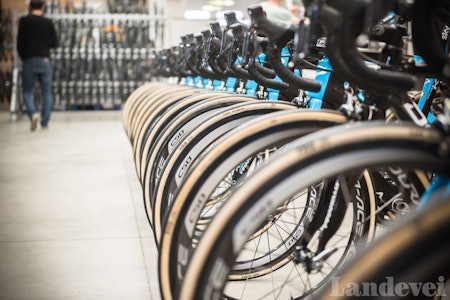 DEILIGE OG DYRE: Team Ineos har selvsagt en rikholdig dekkpark til alt fra brostein til nylagt asfalt. Men hva er best for deg? Foto: Henrik Alpers Team Ineos sykler til Paris Roubaix