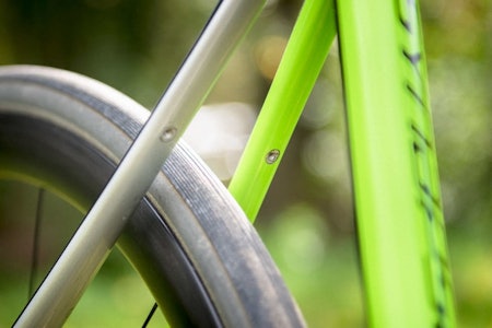 SMALE DEKK ER BEST? Eller kanskje ikke? Og hvor brede dekk skal jeg ha på landeveissykkelen? Foto: Henrik Alpers.  Cannondale Synapse landeveissykkel med god dekklaring