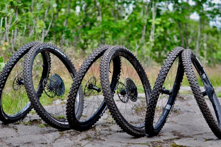 HJULTRIO: Vi har testet tre par karbonhjul som representerer tre forskjellige filosofier til hjul- og felgkonstruksjon Endurohjul i karbon fra Zipp, DT Swiss og Crank Brothers.