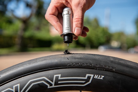 VARIG LØSNING: Har du fått et stort hull i det slangeløse dekket som ikke tettes av guffa? Fortvil ei, det løses enkelt og raskt med diverse produkter.  reparere slangeløse dekk