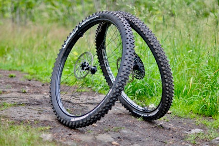 UNIKE HJUL: Zipp 3ZeroMoto-hjulene har unike enkeltbunnede felger i karbon. 32 eiker både foran og bak gir god holdbarhet.  Zipp 3ZeroMoto