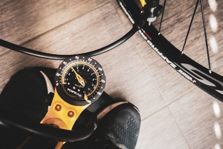 HVOR MYE LUFT SKAL JEG HA I EN RACERSYKKEL? Det får du svar på her. Sykkelpumpe til racersykler