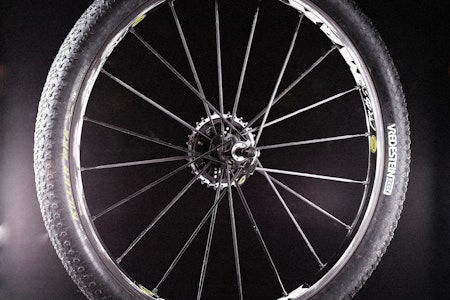 MAGISKE HJUL: Mavic Crossmax flyttet hjulbyggermagien fra mekanikernes lønnkammer til en fabrikk i Frankrike.  Mavic Crossmax