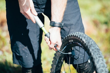 PUMPE LUFT I SYKKELDEKK: Minipumpe er et av flere redskaper du kan bruke for å pumpe luft i sykkeldekkene dine. Foto: Sjur Melsås fylle luft sykkel dekk sykkeldekk
