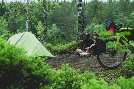 IKKE GJØR DET SÅ VANSKELIG: Teltturen foregår akkurat der du måtte finne det for godt å dra på telttur. Ti minutter hjemmefra, to eller fem timer. Til denne episoden var det samme konsept som den første, ut på tur på kvelden og rett på jobb dagen etter. Bilde: Christian Nerdrum