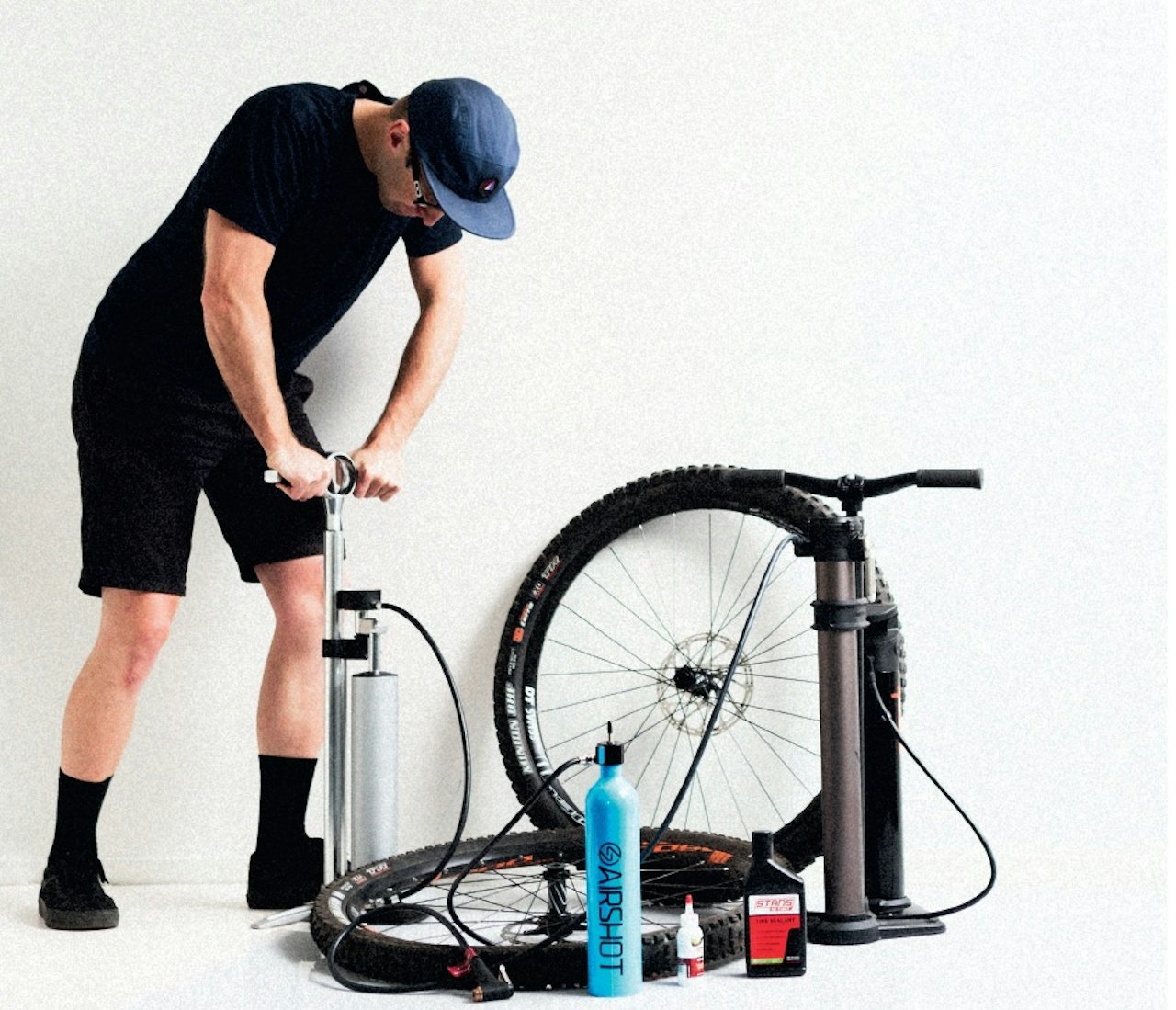 TEST AV SYKKELPUMPER: Fotpumpe med innebygget kompresjonskammer eller løs trykkflaske, begge deler gjør et slangløst liv enklere. Foto: Kristoffer H. Kippernes test sykkelpumpe kompressorpumpe slangeløst oppsett