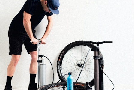 TEST AV SYKKELPUMPER: Fotpumpe med innebygget kompresjonskammer eller løs trykkflaske, begge deler gjør et slangløst liv enklere. Foto: Kristoffer H. Kippernes test sykkelpumpe kompressorpumpe slangeløst oppsett