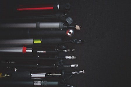 TEST AV MINIPUMPE TIL SYKKEL: Vi har testet minipumper til sykkel fra Syncros, BBB, Lezyne, Pro, Topeak, Bontrager, Blackburn, Zefal, Crank Brothers, Specialized, og Fabric. minipumpe sykkel test