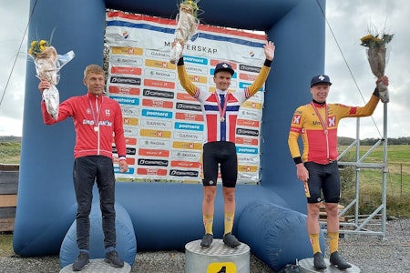 U23-NM FELLESSTART: Martin Bugge Urianstad tok NM-gullet på U23-fellesstarten lørdag, men sølvvinner Anders Halland Johannessen (til venstre) var kanskje dagens lykkelige etter å ha spurtslått europamester i tempo Andreas Leknessund (til høyre). Foto: NCF U23-NM FELLESSTART 2020 Anders Halland Johannessen, Martin Bugge Urianstad og Andreas Leknessund
