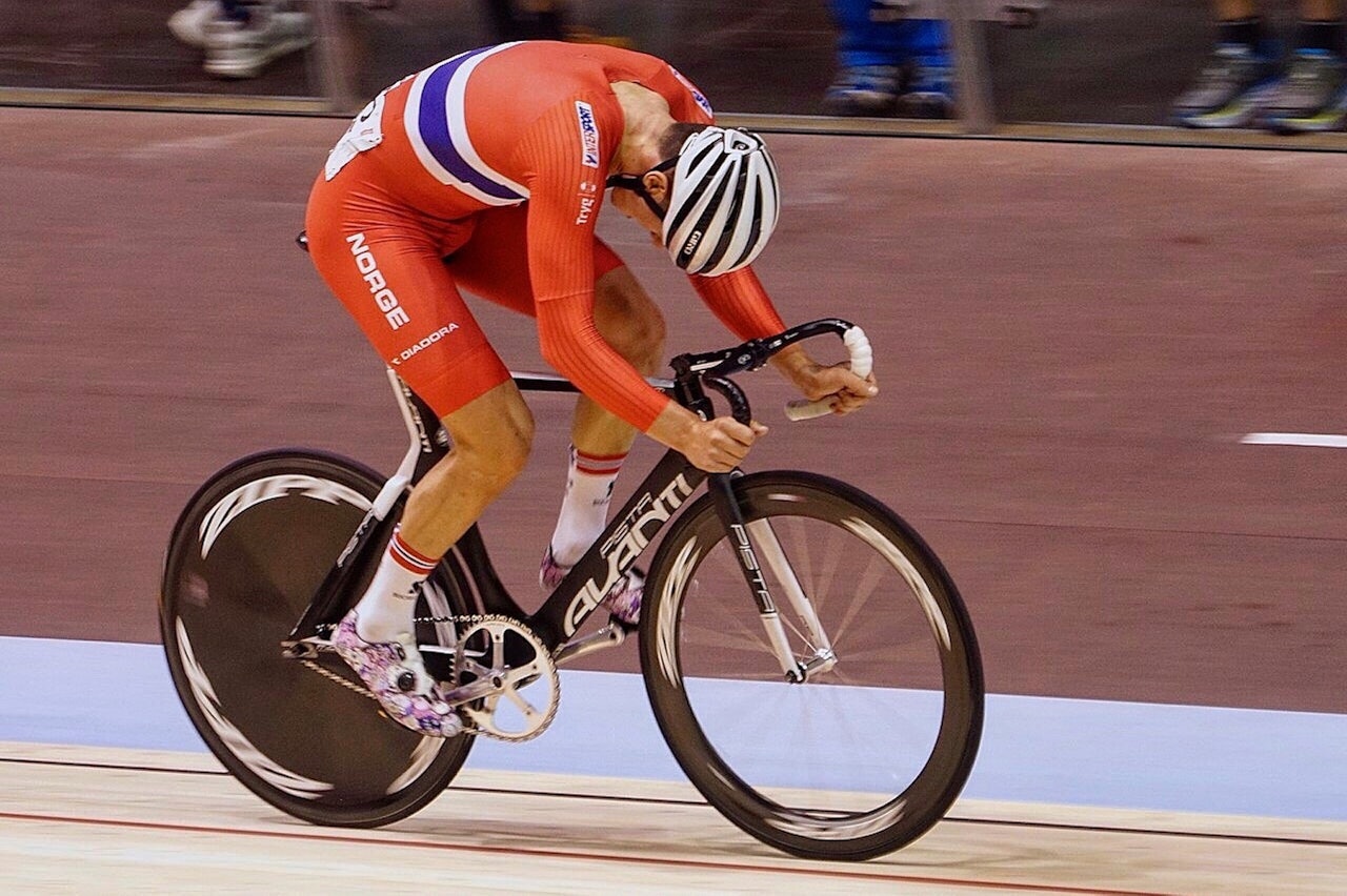 SKREV KONTRAKT: Banenorgesmester Anders Oddli (26) signerte nylig kontrakt med Team Coop. Nå flytter trønderen til Stavanger for å satse enda hardere på banesykling. Foto: Team Coop Anders Oddli (26) signerte nylig kontrakt med Team Coop