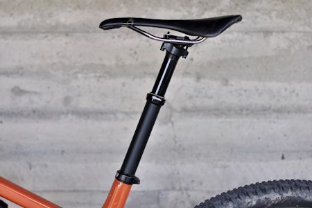 LETT PINNE: Fox Transfer SL sparer 150 gram sammenlignet med andre senkepinner. Den fungerer supert til ritt- og lettere stisykling Test  Fox Transfer SL