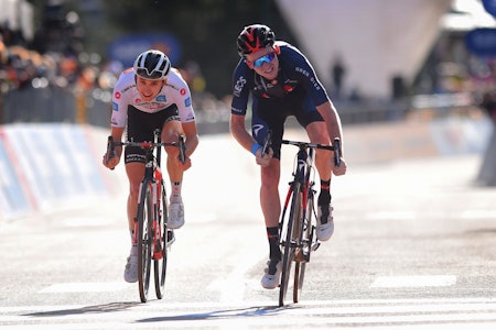 DØDT LØP: Tao Geoghegan Hart og Jai Hindley har fulgt hverandre som skygger den siste uken av Giro d'Italia, og ligger helt likt før morgendagens tempo. Foto: Cor Vos. 