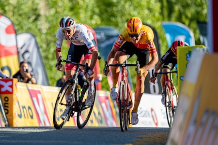 HÅRFINT: Sven Erik Bystrøm (UAE) slo Jonas Iversby Hvideberg (Uno-X Pro) med ett tusendedels sekund i NM fellesstarten. Foto: Pål Westgaard Sven Erik Bystrøm (UAE) slo Jonas Iversby Hvideberg (Uno-X Pro) med ett tusendedels sekund i NM fellesstarten