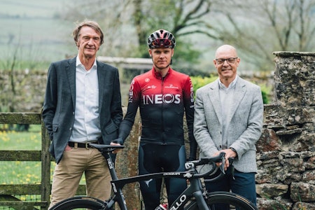 NAVNEBYTTE? Team Ineos kan bytte navn til Team Grenadier under Tour de France. F.v: Jim Ratcliffe, Chris Froome og Dave Brailsford. Foto: Ineos.  Team Ineos