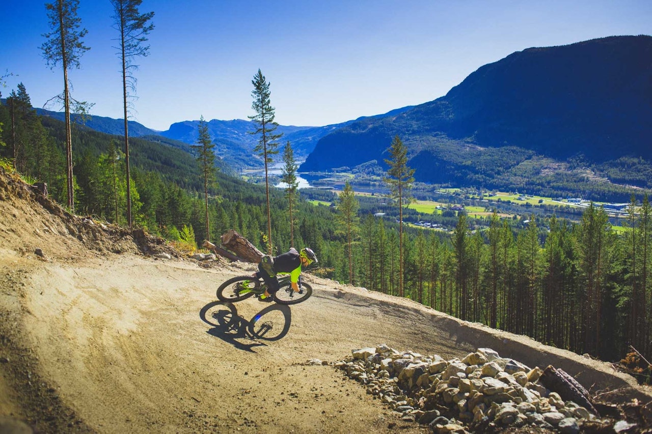 DEN RAVINDE: Stien med navnet Den Ravinde i Nesbyen har både utsikt og flyt. Foto: Kristoffer H. Kippernes stisykling nesbyen den ravinde