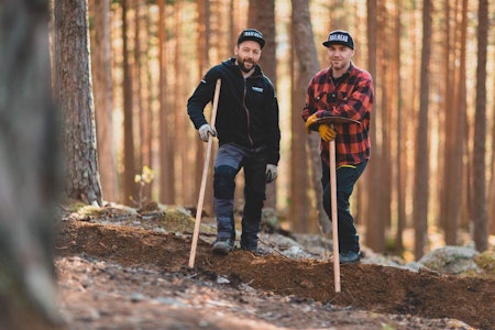 STI-GRÜNDERE: Ove Grøndal (t.v.) og Knut Lønnqvist har lagd sine egne arbeidsplasser. Nå bygger de sti i Nesbyen som en del av storstilt satsing på sykkelturisme.