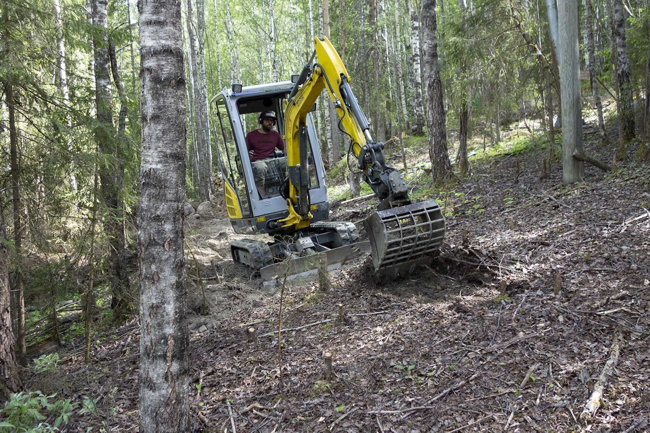 FØRSTE KRAFS: Her setter gravemaskina i gang arbeidet med den nye stien fra Syningen til Nesbyen sentrum. Foto: Trailhead Nesbyen bygging ny sti sykkelsti nesbyen sentrum