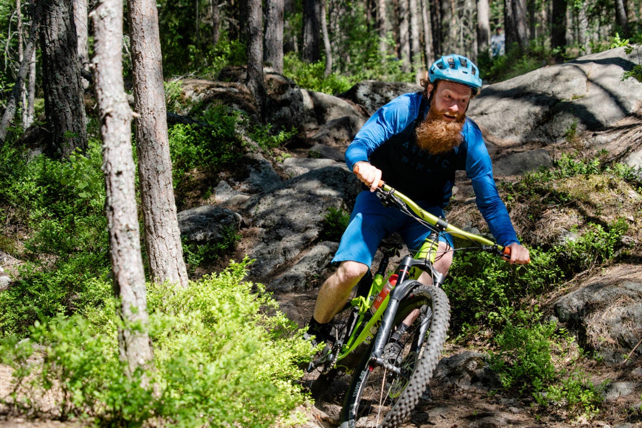 NYBEGYNNERTIPS TIL SYKLING: Alle kan vel svinge på en terrengsykkel? Jo, ja. Det kan diskuteres. Her skal du i hvert fall få noen tips til hvordan du får bedre grep i skogen. Foto: Christian Nerdrum bedre svingteknikk sykkel terrengsykkel