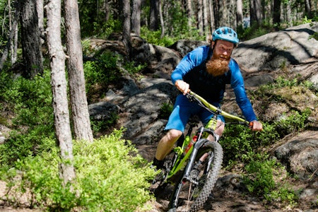 NYBEGYNNERTIPS TIL SYKLING: Alle kan vel svinge på en terrengsykkel? Jo, ja. Det kan diskuteres. Her skal du i hvert fall få noen tips til hvordan du får bedre grep i skogen. Foto: Christian Nerdrum bedre svingteknikk sykkel terrengsykkel