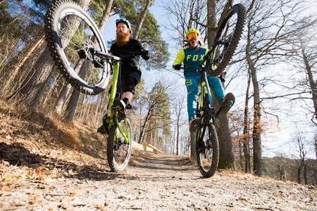 WHEELIE-WEDNESDAY: Aslak Mørstad og Brage Vestavik er ute og trener på å dra på bakhjulet. Bilde: Christian Nerdrum WHEELIE-WEDNESDAY: Aslak Mørstad og Brage Vestavik er ute og trener på å dra på bakhjulet. Bilde: Christian Nerdrum