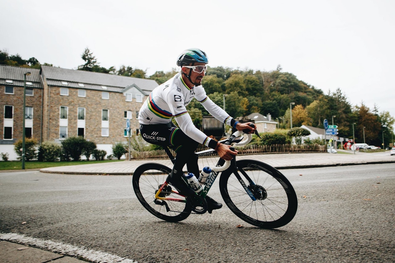GODT SYNLIG: Julian Alaphilippe blir enda mer synlig i året som kommer, med både regnbuetrøye-og sykkel. Alle bilder: Specialized.  julian alaphilippe sykkel
