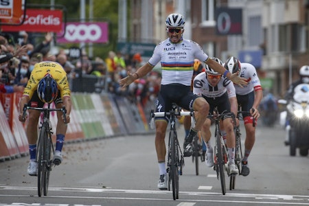 FEIRET FOR TIDLIG: Julian Alaphilippe var mer opptatt av å feire enn å tråkke på de siste meterne. Da snek Primoz Roglic seg forbi! Foto: Cor Vos.  FEIRET FOR TIDLIG: Julian Alaphilippe var mer opptatt av å feire enn å tråkke på de siste meterne. Da snek Primoz Roglic seg forbi! Foto: Cor Vos.