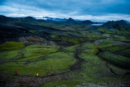 Storslagent: Artikkelforfatteren Stephen Matthews, Wade Simmons og Chris Winter på veg ned mot Alftavatn etter en lang dag langs Laugavegur, Islands mest populære vandrersti som også fungerer utmerket som sykkelsti. Foto: Mattias Fredriksson stisykling island