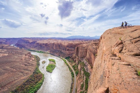 Hvor nære kanen kan vi gå? Utsikten på Mag7 i Moab var av det spektakulære slaget. Foto: Jonas Rismyhr stisykling USA roadtrip