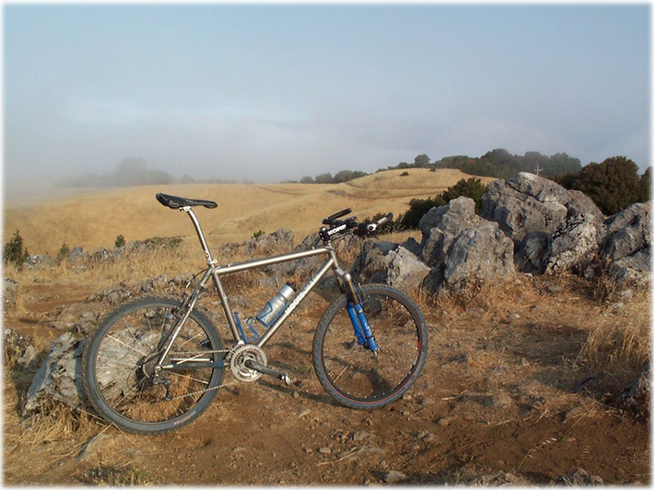 Typisk sommerutsikt fra toppen av Black Mountain. "Golden" natur og tåke. Typisk sommerutsikt fra toppen av Black Mountain. "Golden" natur og tåke.