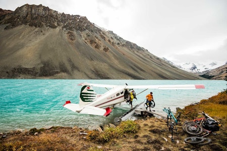 UT PÅ EVENTYR: Sjøflyet har landet på Lorna Lake, langt ute i Southern Chilcotins i den kanadiske villmarken, for å sette av Ross Measures, Anthony Bonello, skribenten Stephen Matthews og fotograf Mattias Fredriksson. Tre dagers eventyr venter. stisykling canada