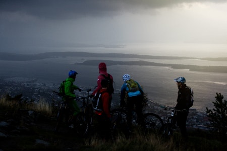 Skult bak skyene: Magnus Espeland, Knut Festervoll, Hallvar Barlaup, Øystein Nesse og Pål  Nakken skuer ut over Molde sentrum, og det som er Romsdals-alpene bak tåkehavet. Foto: Kristoffer H. Kippernes stisykling molde