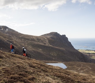 INNAFOR: De fleste ingredienser som kreves for at noe skal kunne kalles episk er krysset av for denne turen. Programleder Henrik Ulleland og lokale Martin Rødahl på ettermiddagstur til luftige Sjurvarden. Bilde: Magnus Roaldset Furset INNAFOR: De fleste ingredienser som kreves for at noe skal kunne kalles episk er krysset av for denne turen. Programleder Henrik Ulleland og lokale Martin Rødahl på ettermiddagstur til luftige Sjurvarden. Bilde: Magnus Roaldset Furset
